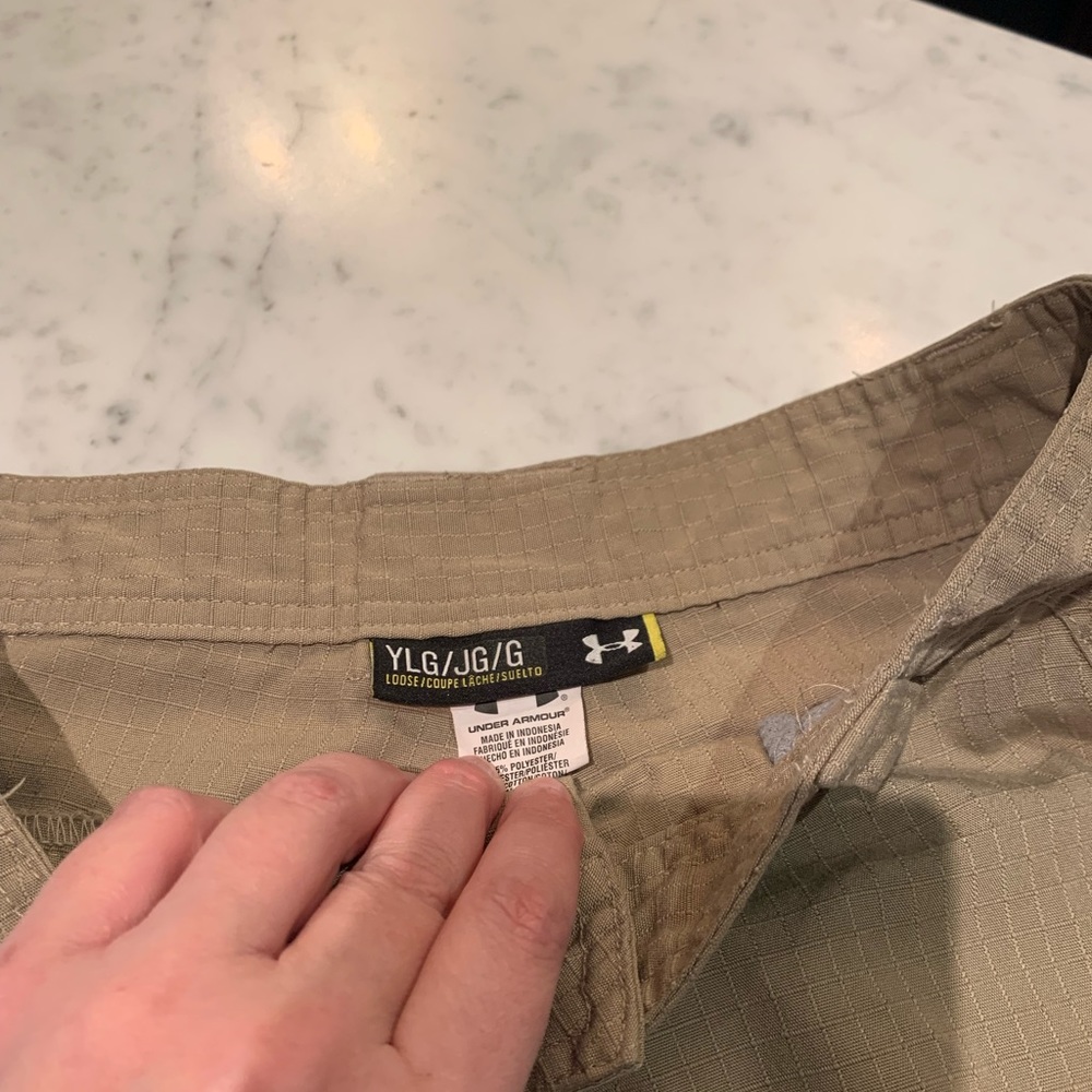 UNDER ARMOUR Boys Cargo Shorts Size YL EUC - Picture 4 of 5